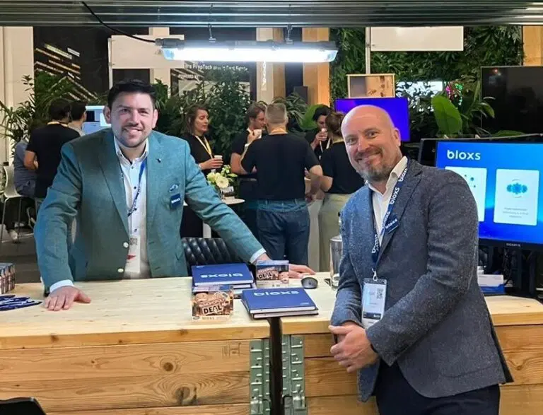 bloxs-stand2-768×587